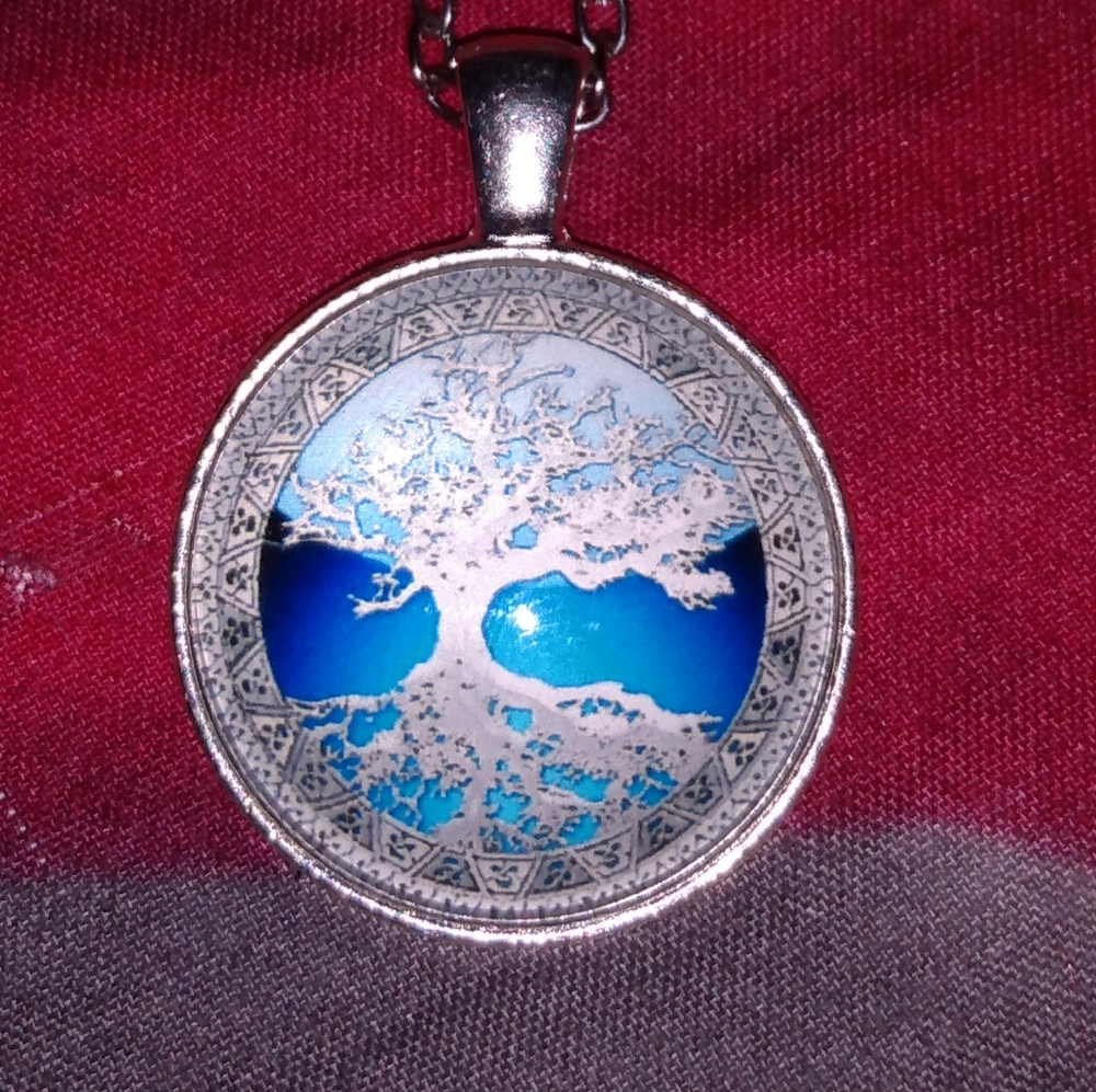 new 925 silver chain w round Tree of Life pendant